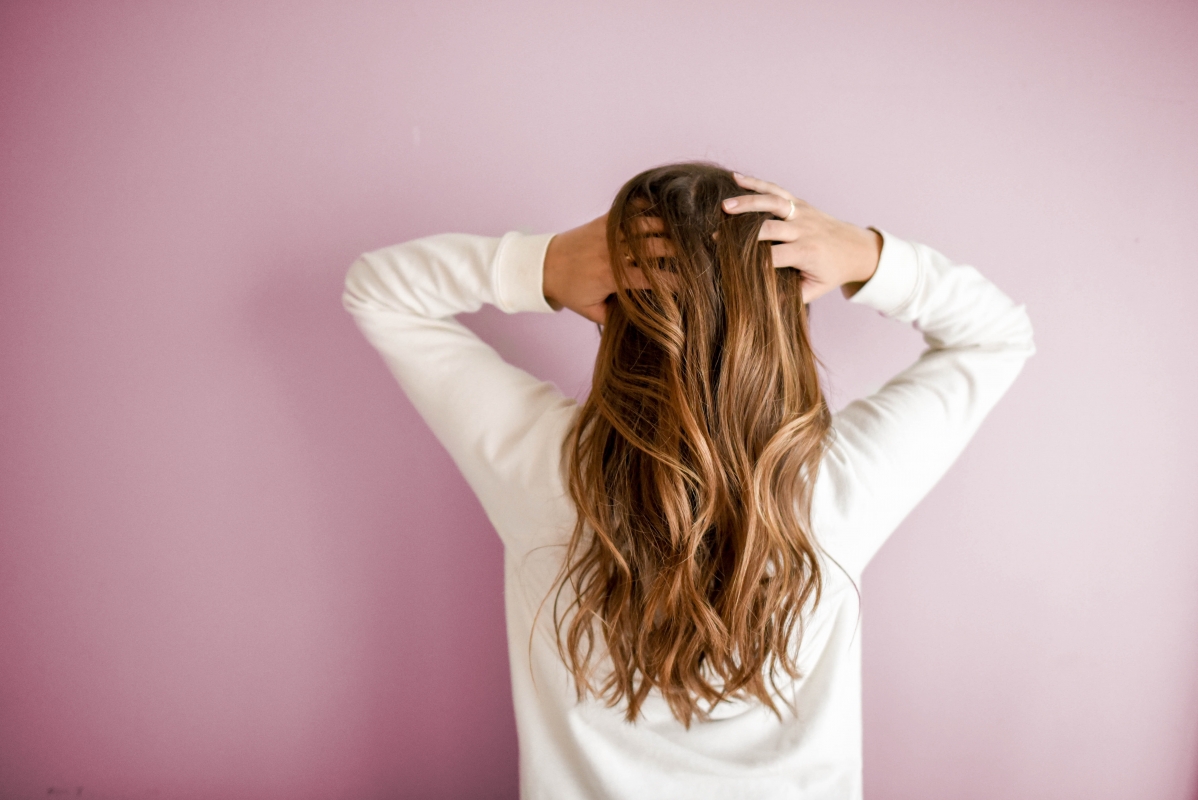 Chute de cheveux : causes et remèdes